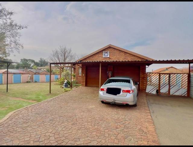 3 BEDROOM HOUSE FOR SALE IN PALM RIDGE EXT 2